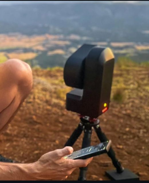 Seestar S50 montado en trípode en una salida de observación al atardecer