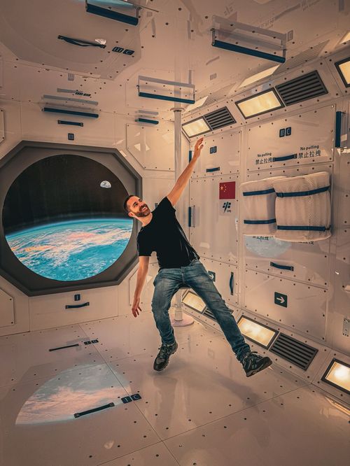 Robert en una recreación de una estación espacial, con la Tierra al fondo