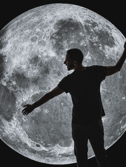 Robert junto a una recreación de la Luna a tamaño real